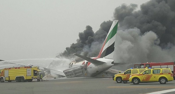Пожар на борту экстренно севшего в аэропорту Дубая самолета потушили